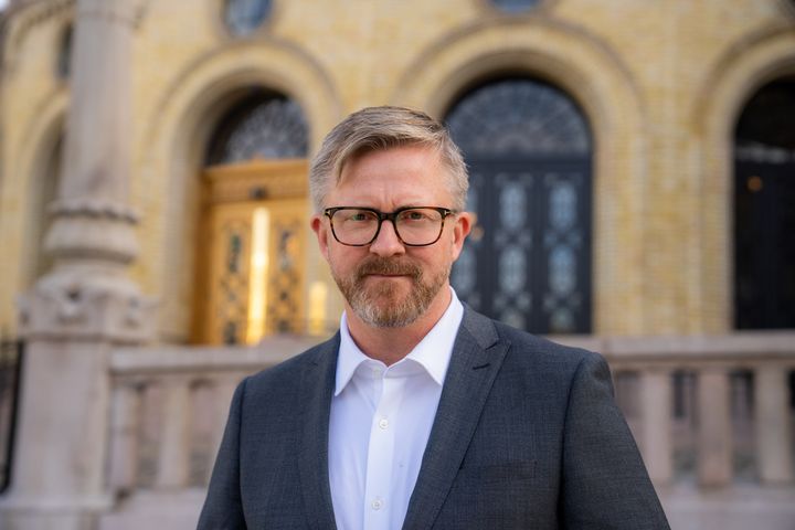 YS-leder Hans-Erik Skjæggerud mener en ansvarlig budsjettrevisjon bidrar til å holde prisveksten nede.