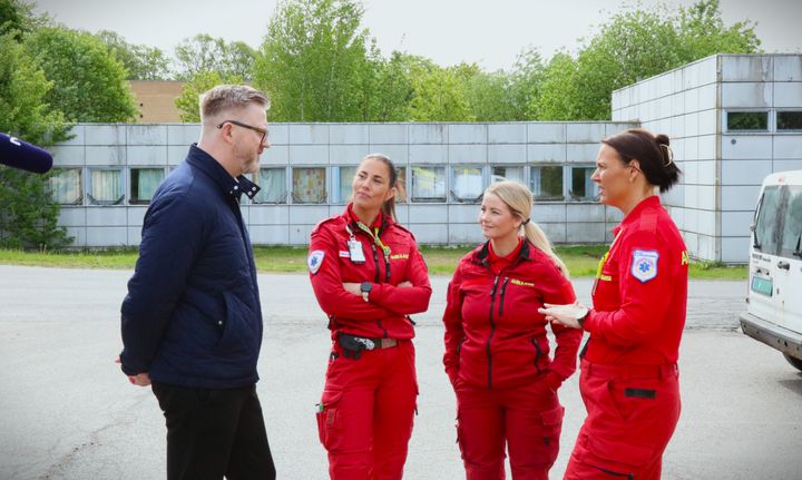 YS-leder Hans-Erik Skjæggerud møter TV2 sammen med YS-medlemmene Lisa Wergeland, Christina Eriksen og leder i Ambulanseforbundet, Silje Ringlund.