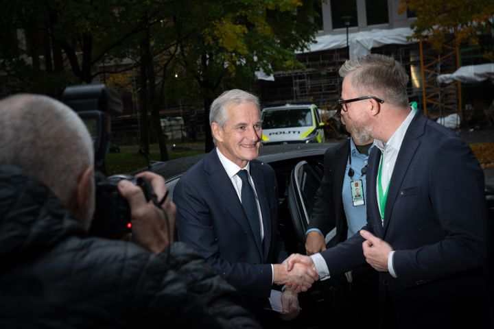 YS-leder Hans-Erik Skjæggerud tar i mot statsminister Jonas Gahr Støre, som gjester YS-konferansen tirsdag. Foto: Martin Müller/YS Media