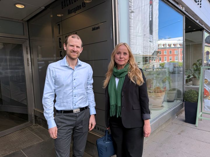 Vi jobber for løsning hos riksmekleren, men arbeidsgiver sitter på nøkkelen her. Våre medlemmer forventer et oppgjør som gir reell økonomisk bedring for alle, sier forhandlingsleder for YS Kommune Oslo, Mona Bjørnstad. Her sammen med forhandler Erlend Marius Malme.