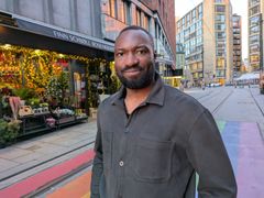 Stephen Adom, leder av FRI - Foreningen for kjønns- og seksualitetsmangfold, sier tildelingen av YS' likestillingspris er en anerkjennelse av at arbeidet for å bedre skeives liv og levekår fremdeles er viktig.
