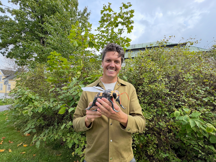 Andreas Wahl med statuett (bie) for årets Naturviterpris. Statuetten er laget av kunstner Nina Due.