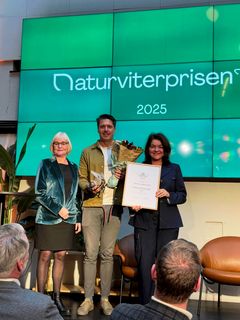 Andreas Wahl fikk overrakt Naturviterprisen 20250 av genereralsekretær Merete Skaug og juryleder Alvhild Hedstein.