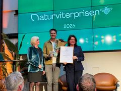 Andreas Wahl fikk overrakt Naturviterprisen 20250 av genereralsekretær Merete Skaug og juryleder Alvhild Hedstein.