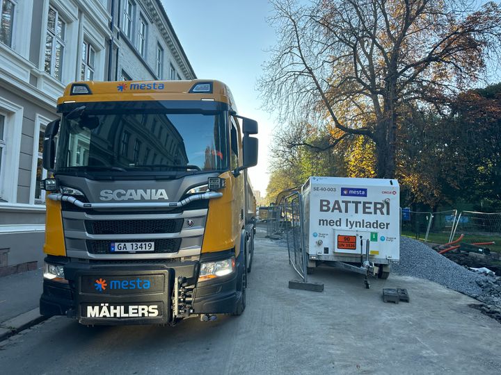 Biogassbilen frakter masser, mens anleggsmaskinene er elektriske.