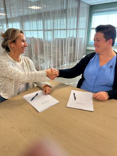 Tonje G. Jensen og Marianne Gjerde ved signering av avtalen om rekkverk.