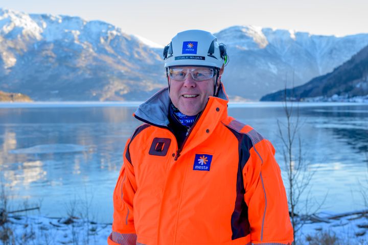 Sturla Magnus, konsernsjef i Mesta i mestaklær ved fjord på vinteren