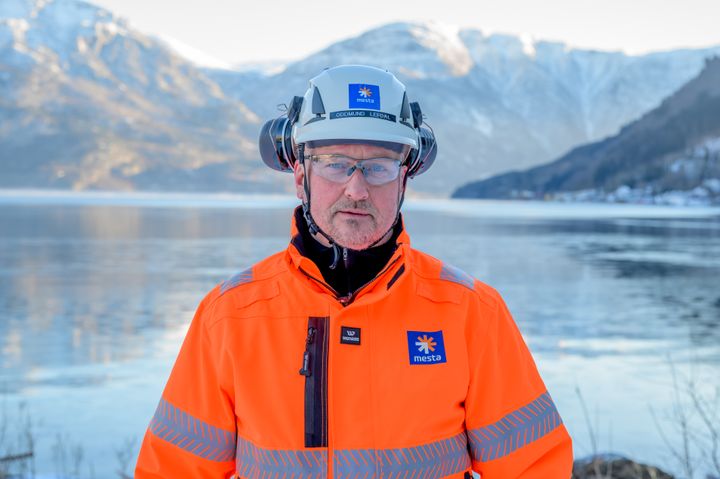 Mann med verneutstyr i fra Mesat i  en fjord