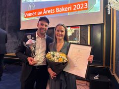 Vinner av Årets Bakeri 2023, Lillehammer Bakeri, ble kåret på jubileumsfesten til BKLF på Grand Hotel. Gründerekteparet Sigurd Tølløfsrud Owren og Gro-Eva Lyngås Owren mottok prisen.