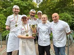 Det norske bakerlandslaget var fornøyde med sølvet i Nordic Bakery Cup. Fra venstre: Philip Therkildsen, Ingrid Knutsen, Umid Fotikh, Viktoria Støtvig Dobbinga, Andrea Sandanger Avaldsnes og Rémy Corbet.
