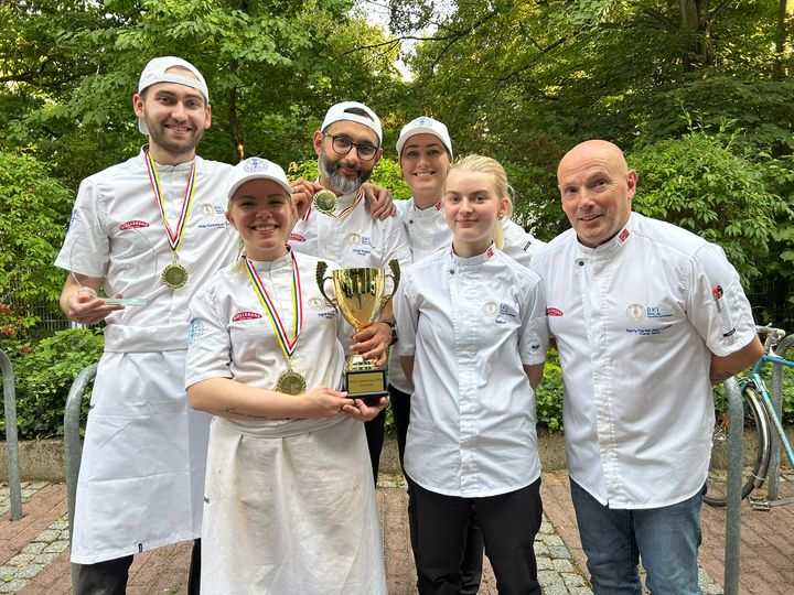 Det norske bakerlandslaget var fornøyde med sølvet i Nordic Bakery Cup. Fra venstre: Philip Therkildsen, Ingrid Knutsen, Umid Fotikh, Viktoria Støtvig Dobbinga, Andrea Sandanger Avaldsnes og Rémy Corbet.