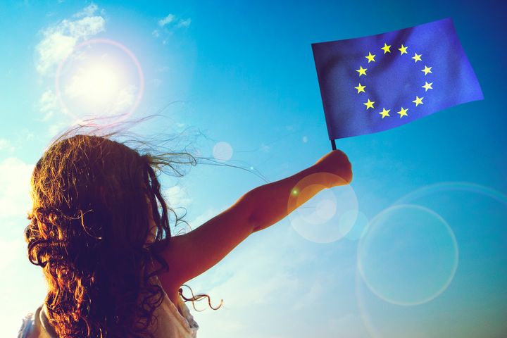 Jente vifter med EU-flagg