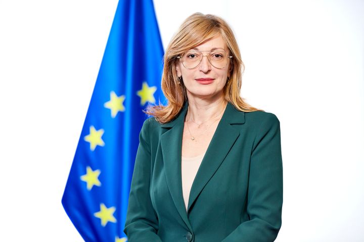 Portrettbilde av EU-kommissær Ekaterina Zaharieva foran et EU-flagg