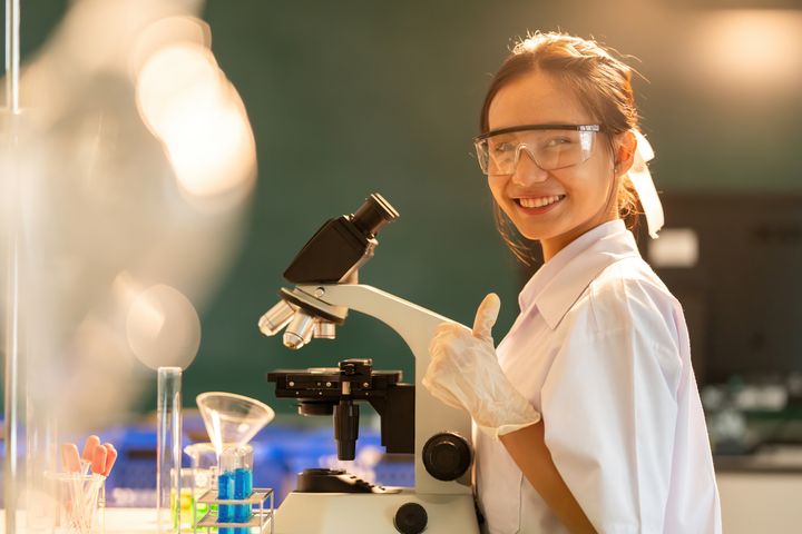Bilde av en ung, kvinnelig kjemiker i en lab