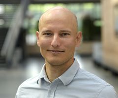 Portrettbilde av Johan Kristian Andreasen, førstelektor ved Universitetet i Agder.