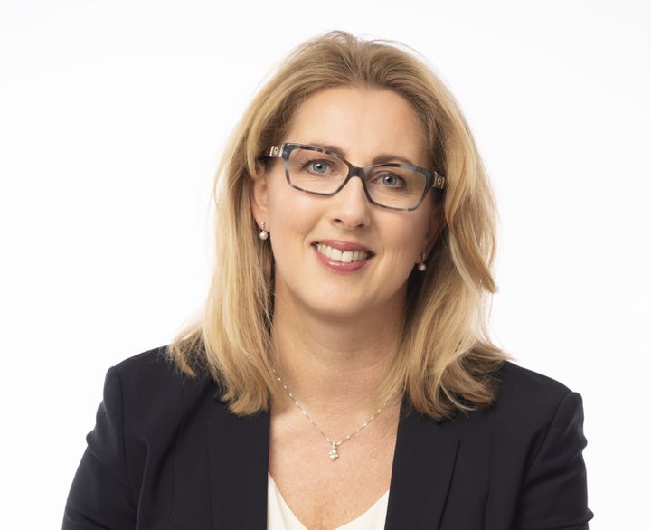 Portrettbilde av Silje Aspholm Hole, direktør for strategi, kommunikasjon og virksomhetsstøtte ved Institutt for energiteknikk (IFE)