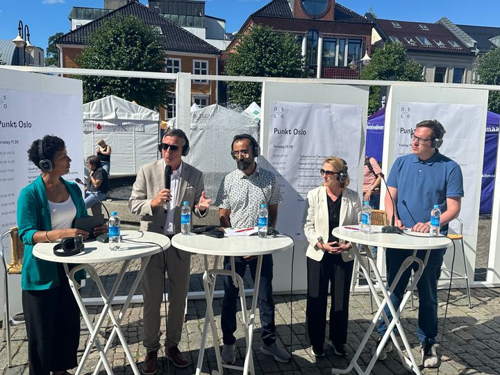 Ordstyrer og fire paneldeltakere i debatt på Arendal torv