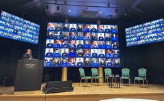 Astri Ernstsen Prytz holder innlegg på scenen under Kif-komiteens konferanse og viser fram mange rollemodeller på skjermen bak seg