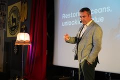 Giles Cadman, styreleder i Urchinomics, holdt innlegg under møtet på Arbeidern i Kabelvåg.
