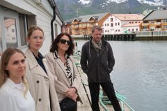 Statssekretær Kristina Sigurdsdottir Hansen fra Nærings- og fiskeridepartementet fikk en omvisning på Senter for Marin Restaurering. Her sammen med representanter fra embetsverket i Nærings- og fiskeridepartementet og Klima- og miljødepartementet.