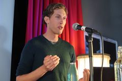 – Det er et massivt policy-gap når det kommer til restaurering av verdens tareskoger. Alt ligger til rette for at havnasjonen Norge kan ta en lederrolle i dette arbeidet, sa Dr. Aron Eger under det åpne møtet på Arbeidern.