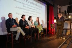 Bellona-stifter Frederic Hauge ledet et panel med lokalpolitikere og statssekretæren. Fra venstre: Espen Andre Thorvaldsen (FrP), varaordfører i Vågan kommune Marit Olsen (AP), Kristina Sigurdsdottir Hansen (AP) og Anniken Nylund Aasjord (SV).