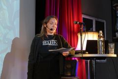 – Debatten om naturtap på land er velkjent, men få har fått med seg at vi har tapt 5000 kvadratkilometer med tareskog. Det tilsvarer alt areal vi har bygget ut på land, sa Bellonas marinbiolog Jessica Hough når hun ledet møtet på Arbeidern.