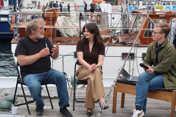 Bellona-stifter Frederic Hauge og direktør i American Sunlight Project, Nina Jankowicz, i samtale med Bellonas fagsjef Christian Eriksen om EcoBoost-nettverket – ombord på Kallinika.