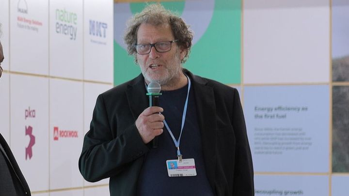 Bellona-stifter Frederic Hauge på et arrangement under COP27 i Sharm El Sheikh, der han snakket om framtidens batterier. Bellona mener teknologi som dette er avgjørende for den globale omstillingen som skal begrense global oppvarming til 1,5 °C.