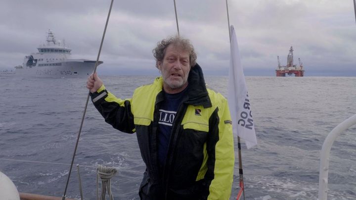 Frederic Hauge ombord Bellona-båten, Kallinika, under aksjonen mot prøveboring ved Trænarevet i 2019