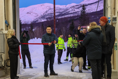 ÅPNING: Einar Eriksen fra Kåfjord kommune klippet snoren under den offisielle åpningen. FOTO: Liberty Now.