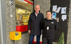 Hans Olav Bakås, CEO i Liberty Now på besøk hos Nærbutikken Auklandshamn Landhandel som var en av butikkene som ble berørt av vedtaket fra Statsforvalteren i Vestland, og Marryel Hognestad Velde, butikksjef for Nærbutikken Auklandshamn Landhandel. FOTO: Liberty Now