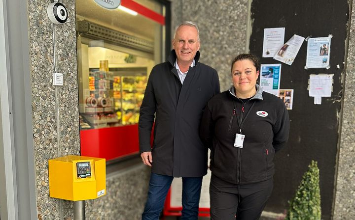 Hans Olav Bakås, CEO i Liberty Now på besøk hos Nærbutikken Auklandshamn Landhandel som var en av butikkene som ble berørt av vedtaket fra Statsforvalteren i Vestland, og Marryel Hognestad Velde, butikksjef for Nærbutikken Auklandshamn Landhandel. FOTO: Liberty Now