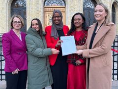 Tone Wilhelmsen Trøen (H), Seher Aydar (R), Marian Hussein (SV), Kamzy Gunaratnam (Ap) og Sandra Bruflot (H) mottok underskrifter fra Kvinnebevegelsens abortutvalg.