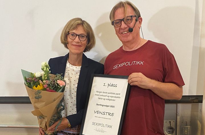 Inger Noer tok imot diplom og blomster på vegne av Venstre, da partiet ble kåret til landets beste SRHR-parti av daglig leder Tor-Hugne Olsen i Sex og Politikk.