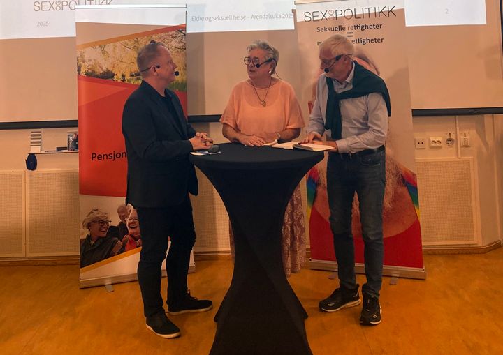 De første tallene fra brukerundersøkelsen "Eldre og seksuell helse" ble lagt fram på Arendalsuka. Sentralstyremedlem Berly Lund Grønning fra Pensjonistforbundet og styreleder Jon Lomøy (til høyre) fra Sex og Politikk diskuterer resultatene med prosjektleder Tore Aasheim fra Sex og Politikk.