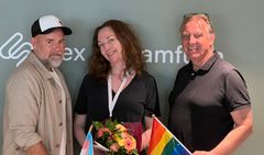 Årets Ottesen 2024, stiftelsen Sex og samfunn, representert ved daglig leder Inger Sønderland. På bildet er også salgssjef Pål Hansen fra RFSU og daglig leder Tor-Hugne Olsen fra Sex og Politikk.