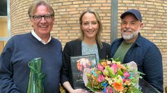 Årets Ottesen 2025, stortingsrepresentant Sandra Bruflot, her sammen med daglig leder Tor-Hugne Olsen fra Sex og Politikk (t.v.) og salgsjef Pål Hansen fra RFSU.