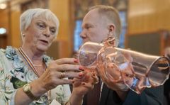 Årets Ottesen 2023, lege Esben Esther Pirelli Benestad. Her sammen med seniorrådgiver Tore Aasheim fra Sex og Politikk.