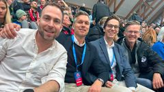 Dan Bjørke fra Oslo Pride (f.v.), og initiativtakere til Hockey Pride Thomas Hallem Kristiansen fra Norsk Topphockey og Cato Coccozza fra EHL, samt presidenten i ishockeyforbundet Tage Pettersen.
