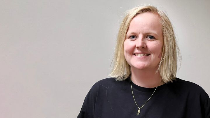 «Vi er glade for at regjeringen legger vekt på mangfold og tilhørighet. Nettopp derfor er det så overraskende at seksualitetsundervisning er så lite synlig i budsjettet,», uttaler Betina Langen i Sex og Politikk.