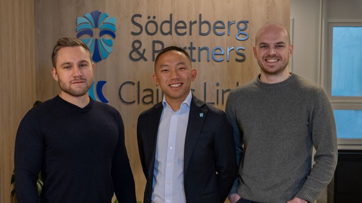 Daniel Dybdal Nilsen (t/v) og Haakon Walmann (t/h) i PropCloud er veldig fornøyd med å ha en så fremoverlent og kundefokusert samarbeidspartner i Söderberg & Partners. Her ved Joakim Haugerø (i midten)