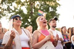 Publikum koser seg i Pride Park i 2023