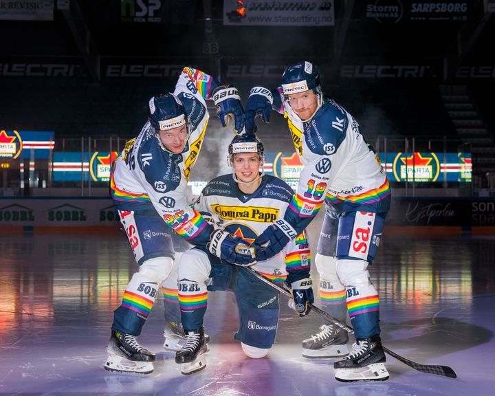 Under Hockey Pride 2025 spilte alle klubbene i regnbuedrakter. På bildet ser vi Sparta Sarpsborgs drakter