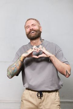 Adam Schjølberg er initiativtaker for standupkvelden