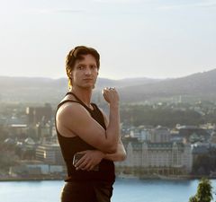 Sebastian Navarro er headliner på premierekvelden
