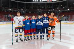 Hockey Pride markeres i alle toppklubbene i både herre og dameligaene. Avbildet er spillere fra Lørenskog, Vålerenga, Furuset og Frisk Asker