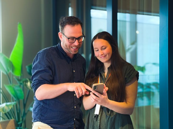 Leder i Oslo Pride Dan Bjørke og Senior Simulation Designer i Attensi Tuva Lønne