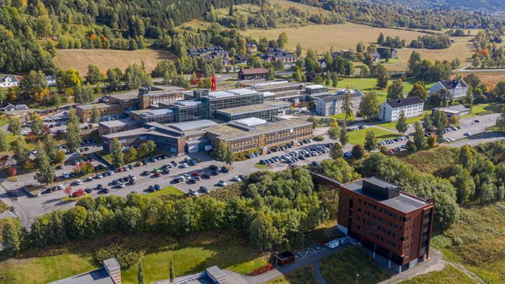 Dagens studiested ved Høgskolen i Innlandet på Lillehammer fotografert fra lufta.