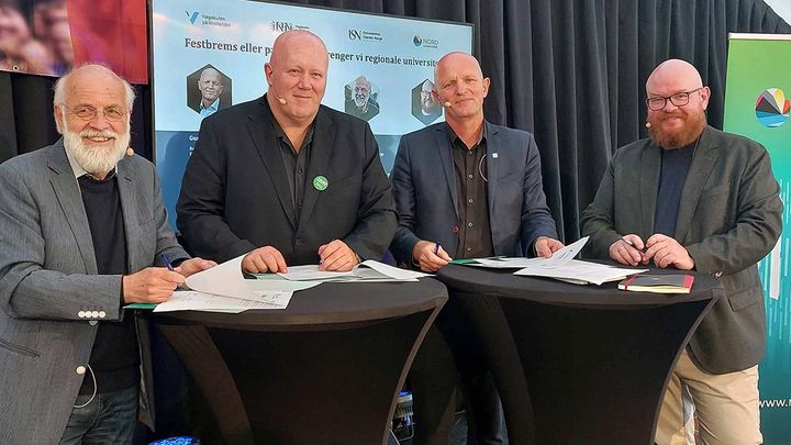 Den nye samarbeidsalliansen ble signert tirsdag kveld. Fra venstre: Petter Aasen, Peer Jacob Svenkerud, Gunnar Yttri og Ketil Eiane. Foto : Høgskolen i Innlandet.